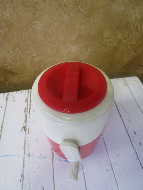A FANTASTIC VIBRANT RED VINTAGE ICE CRUSHER