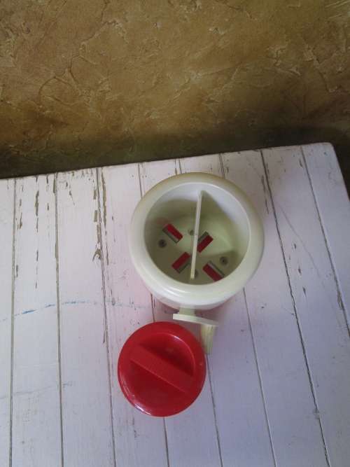 A FANTASTIC VIBRANT RED VINTAGE ICE CRUSHER