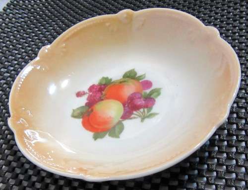 A GORGEOUS VINTAGE BOWL WITH A STUNNING FRUIT PATERN DESIGN & BEAUTIFUL SCOLP EDGE