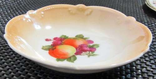 A GORGEOUS VINTAGE BOWL WITH A STUNNING FRUIT PATERN DESIGN & BEAUTIFUL SCOLP EDGE