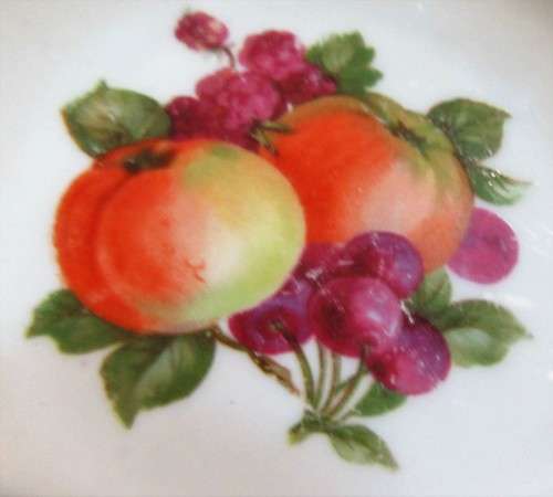 A GORGEOUS VINTAGE BOWL WITH A STUNNING FRUIT PATERN DESIGN & BEAUTIFUL SCOLP EDGE
