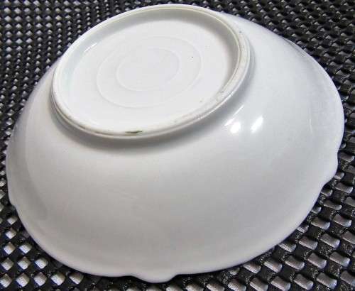 A GORGEOUS VINTAGE BOWL WITH A STUNNING FRUIT PATERN DESIGN & BEAUTIFUL SCOLP EDGE
