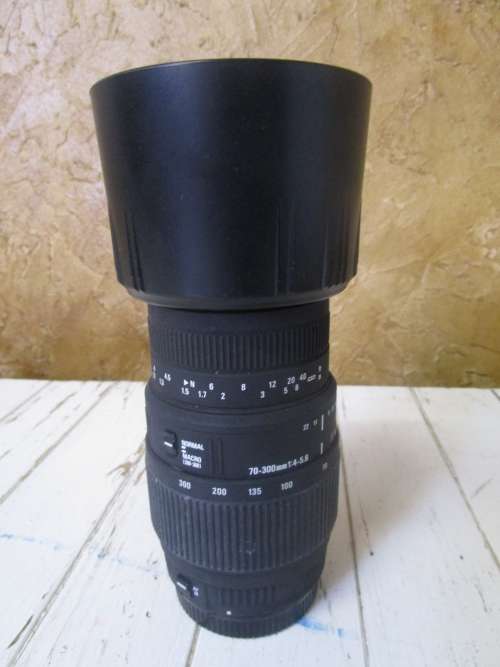 Sigma 70-300mm f/4-5.6 APO DG Macro Lens for Canon EOS Cameras