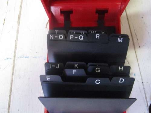 A LOVELY RETRO - VINTAGE A TO Z NAME CARD HOLDER -