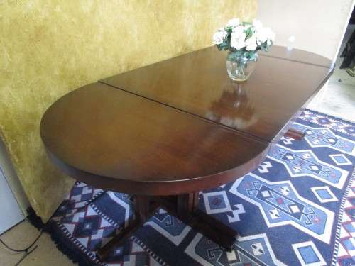A ELGANT & STYLISH LARGE TABLE THAT CAN BE SPLIT UP IN FOUR DIFFERENT WAYS - ABSOLUTELY MARVELOUS