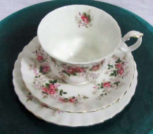 A LOVLEY ROYAL ALBERT LAVENDER ROSE - TRIO SET