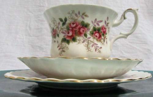 A LOVLEY ROYAL ALBERT LAVENDER ROSE - TRIO SET