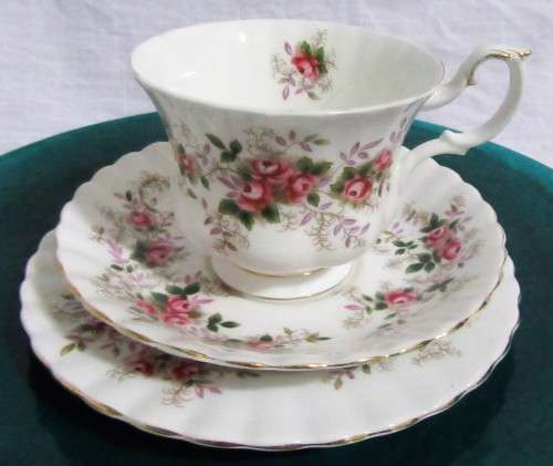 A LOVLEY ROYAL ALBERT LAVENDER ROSE - TRIO SET