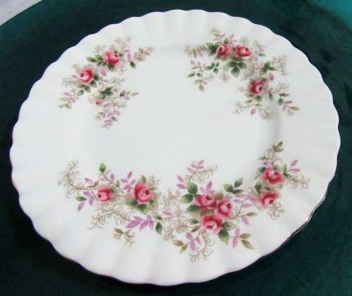 A LOVLEY ROYAL ALBERT LAVENDER ROSE - TRIO SET