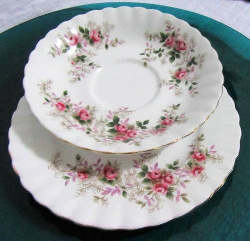 A LOVLEY ROYAL ALBERT LAVENDER ROSE - TRIO SET
