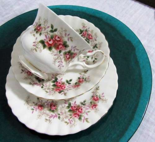A LOVLEY ROYAL ALBERT LAVENDER ROSE - TRIO SET
