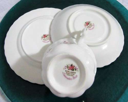 A LOVLEY ROYAL ALBERT LAVENDER ROSE - TRIO SET