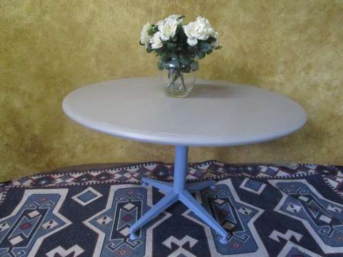 A FANTASTIC CHALK PAINTED FOUR SEATER ROUND TABLE - PERFECT FOR PATIO OR SMALLER DINING AREA