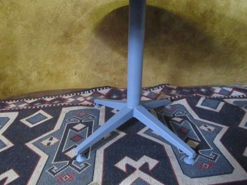 A FANTASTIC CHALK PAINTED FOUR SEATER ROUND TABLE - PERFECT FOR PATIO OR SMALLER DINING AREA