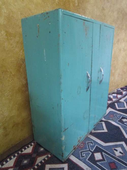 A FANTASTIC ANTIQUE TWO DOOR CUPBOARD - IT LOOK LIKE ORIGAN SOLLID WOOD