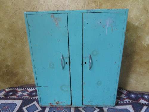 A FANTASTIC ANTIQUE TWO DOOR CUPBOARD - IT LOOK LIKE ORIGAN SOLLID WOOD