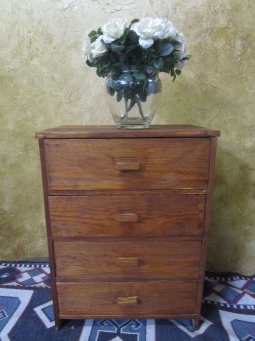 A FANTASTIC SOLLID WOOD FOUR DRAWER CHEST OF DRAWERS PERFECT TO FINISH WITH CHALK PAINT