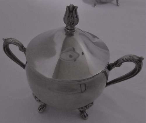 A ELEGANT MID CENTURY SILVER PLATED SUGAR BOWL