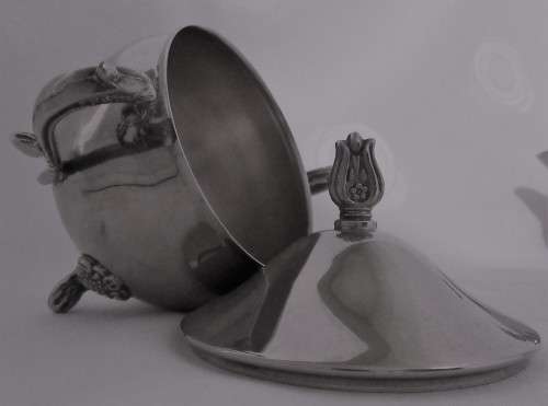A ELEGANT MID CENTURY SILVER PLATED SUGAR BOWL