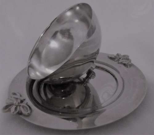 AN EXQUISITE SILVER PLATED BUTTER DISH FOR STYLISH DINNER EVENING