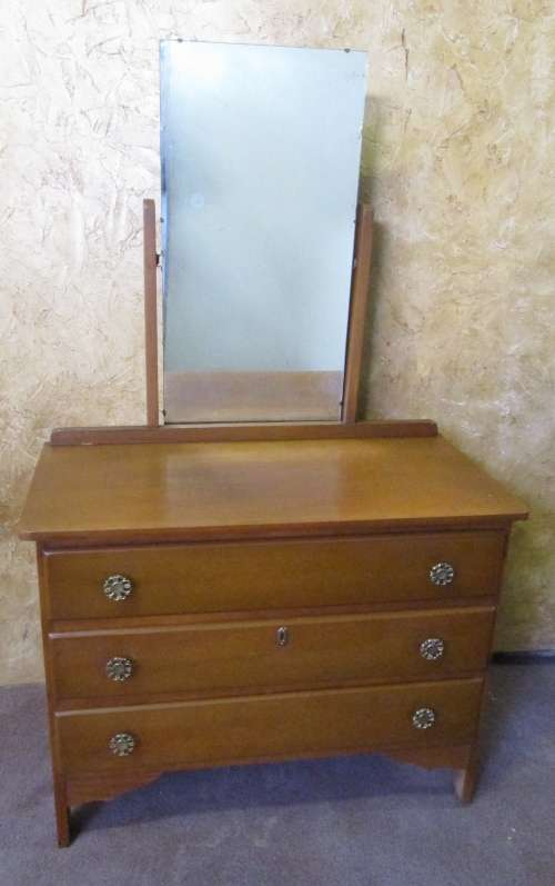 A MAGNIFICENT CHEST OF 3 DRAWERS - CHEST OF DRAWERS/DRESSING TABLE THE MIRROR CAN BE UNSCREWED