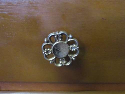 A MAGNIFICENT CHEST OF 3 DRAWERS - CHEST OF DRAWERS/DRESSING TABLE THE MIRROR CAN BE UNSCREWED