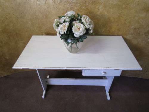 A LOVELY TRENDY CRISP WHITE CHABBY CHIC DESK PERFECT FOR A SMALLER SPACE