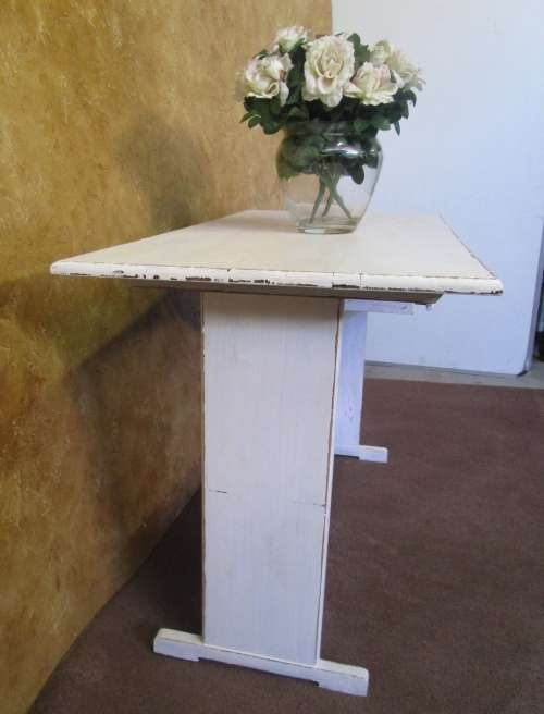 A LOVELY TRENDY CRISP WHITE CHABBY CHIC DESK PERFECT FOR A SMALLER SPACE
