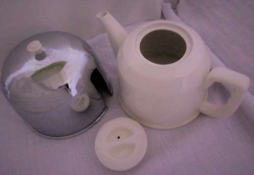 A COLLECTABLE HEAT MASTER / STAY HOT TEA/COFFEE POT - LOVLEY VINTAGE & SHABBY CHIC DECOR