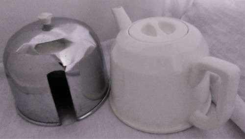 A COLLECTABLE HEAT MASTER / STAY HOT TEA/COFFEE POT - LOVLEY VINTAGE & SHABBY CHIC DECOR