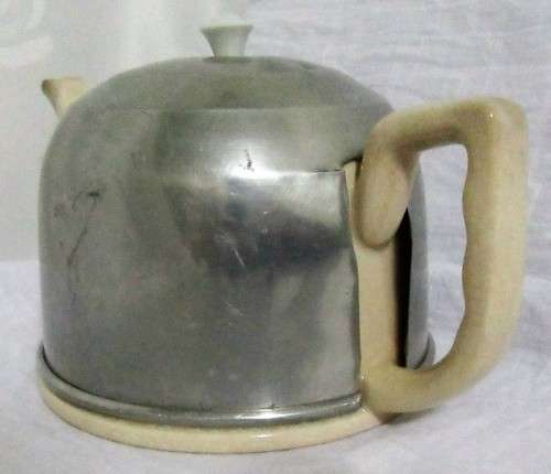 A COLLECTABLE HEAT MASTER / STAY HOT TEA/COFFEE POT - LOVLEY VINTAGE & SHABBY CHIC DECOR