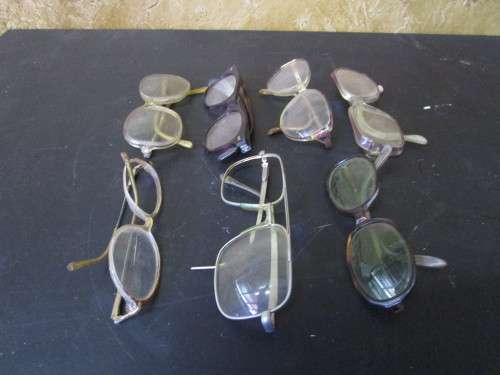 A COLLECTION OF VINTAGE GLASSES STUNNING VINTAGE DECOR ONE BID FOR ALL