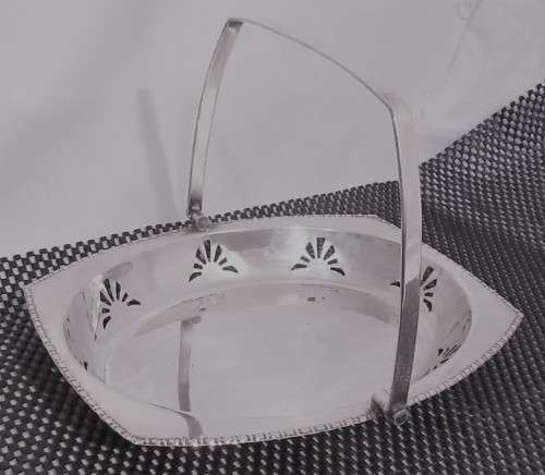 Vintage EPNS serving dish with handle. Decorative cut out pattern to the sides.