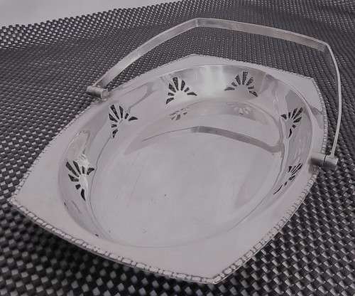 Vintage EPNS serving dish with handle. Decorative cut out pattern to the sides.
