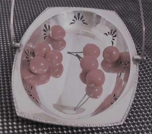 Vintage EPNS serving dish with handle. Decorative cut out pattern to the sides.