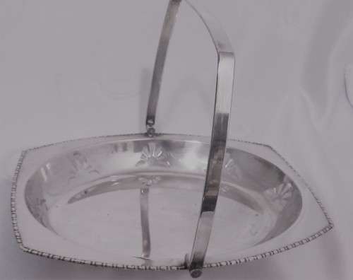 Vintage EPNS serving dish with handle. Decorative cut out pattern to the sides.