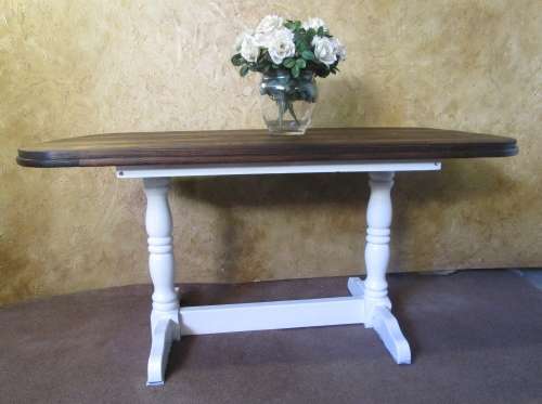 A BEAUTIFULL SIX SEATER WOODEN TABEL RESTING ON STUNNING TURNED LEGS FINISHED IN A GLOSS ENAMEL