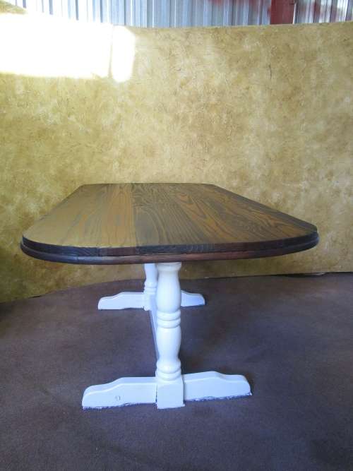 A BEAUTIFULL SIX SEATER WOODEN TABEL RESTING ON STUNNING TURNED LEGS FINISHED IN A GLOSS ENAMEL
