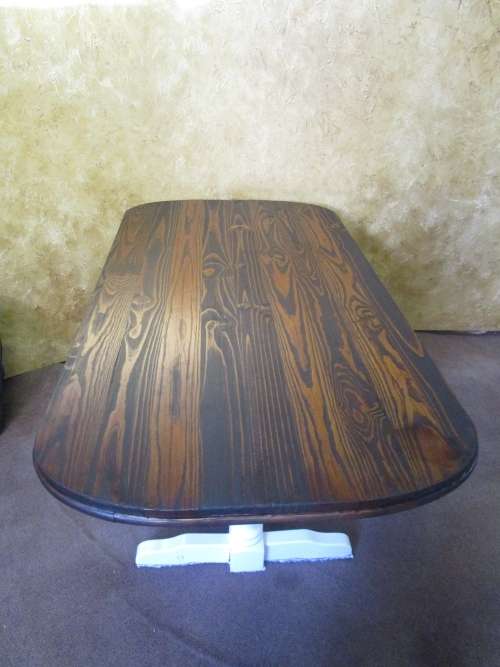 A BEAUTIFULL SIX SEATER WOODEN TABEL RESTING ON STUNNING TURNED LEGS FINISHED IN A GLOSS ENAMEL