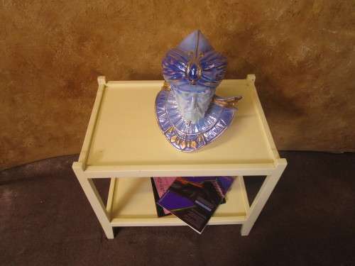 A STUNNING TWO TIER VINTAG SERVING UNINT (TEA TROLLEY NO CASTERS)