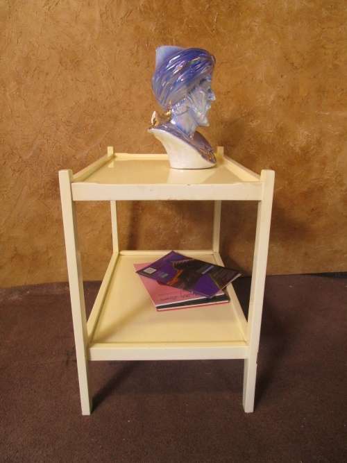 A STUNNING TWO TIER VINTAG SERVING UNINT (TEA TROLLEY NO CASTERS)