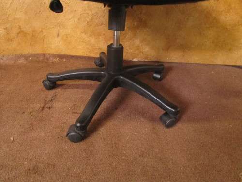 A VERY COMFORTABLE OFFICE CHAIR FOR ALL THAT LONG HOURS IN FRONT OF THE DESK