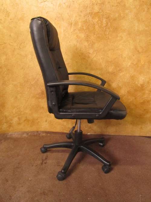A VERY COMFORTABLE OFFICE CHAIR FOR ALL THAT LONG HOURS IN FRONT OF THE DESK