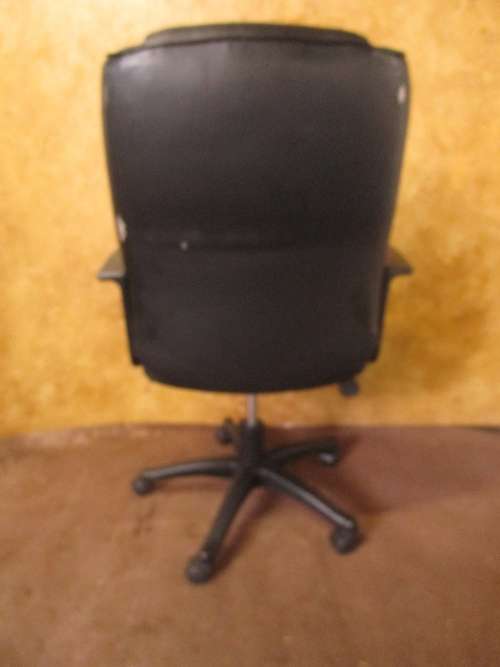 A VERY COMFORTABLE OFFICE CHAIR FOR ALL THAT LONG HOURS IN FRONT OF THE DESK
