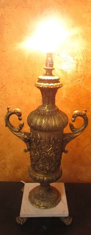 STYLISH & ELEGANT A XL RESIN CASTED DETAILED VICTORIAN STYLE LAMP ON A MARBLE BASE