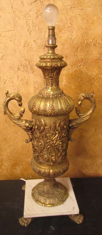 STYLISH & ELEGANT A XL RESIN CASTED DETAILED VICTORIAN STYLE LAMP ON A MARBLE BASE