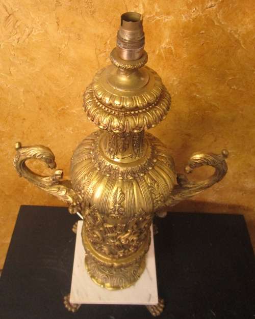 STYLISH & ELEGANT A XL RESIN CASTED DETAILED VICTORIAN STYLE LAMP ON A MARBLE BASE