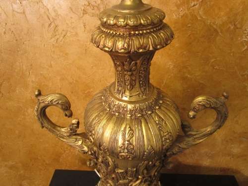 STYLISH & ELEGANT A XL RESIN CASTED DETAILED VICTORIAN STYLE LAMP ON A MARBLE BASE