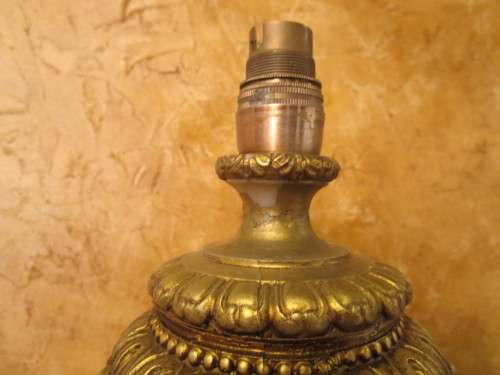 STYLISH & ELEGANT A XL RESIN CASTED DETAILED VICTORIAN STYLE LAMP ON A MARBLE BASE