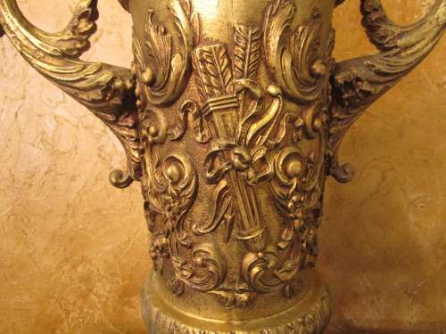 STYLISH & ELEGANT A XL RESIN CASTED DETAILED VICTORIAN STYLE LAMP ON A MARBLE BASE
